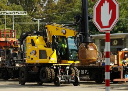 How a wheeled excavator can be easily put on rails