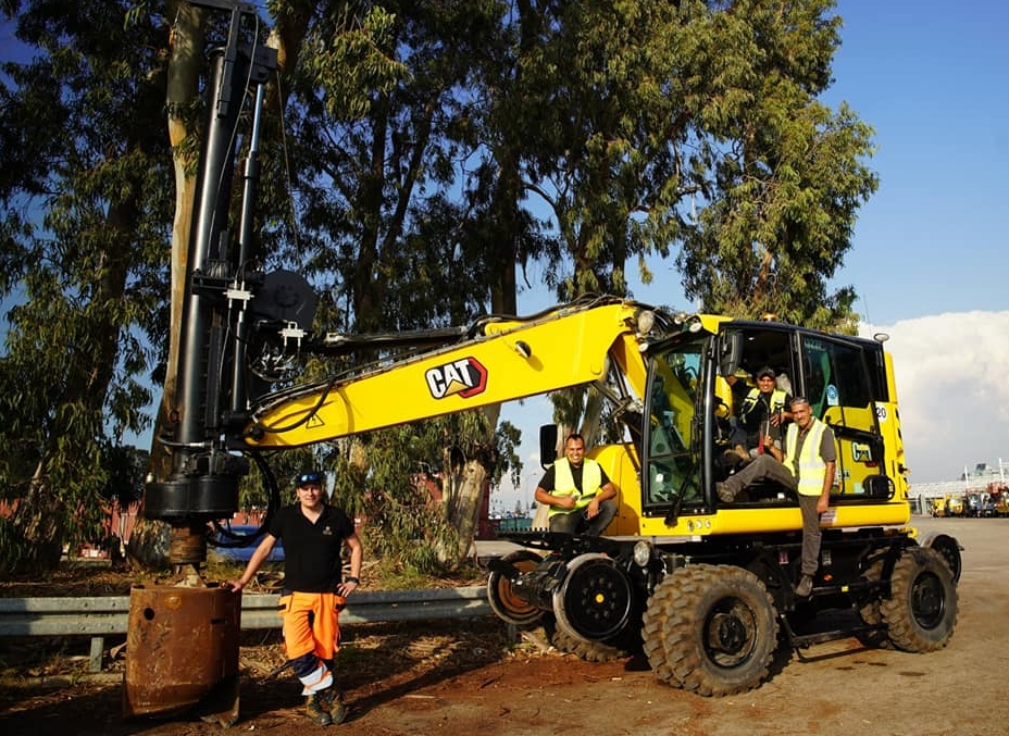 How a wheeled excavator can be easily put on rails